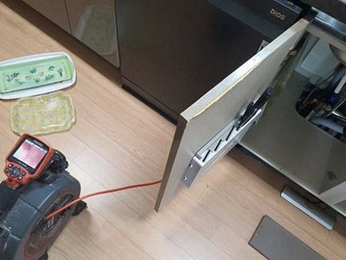 신천동 하수구막힘 세면대 배수구 입구와 물 빠짐 상태를 살피는 모습